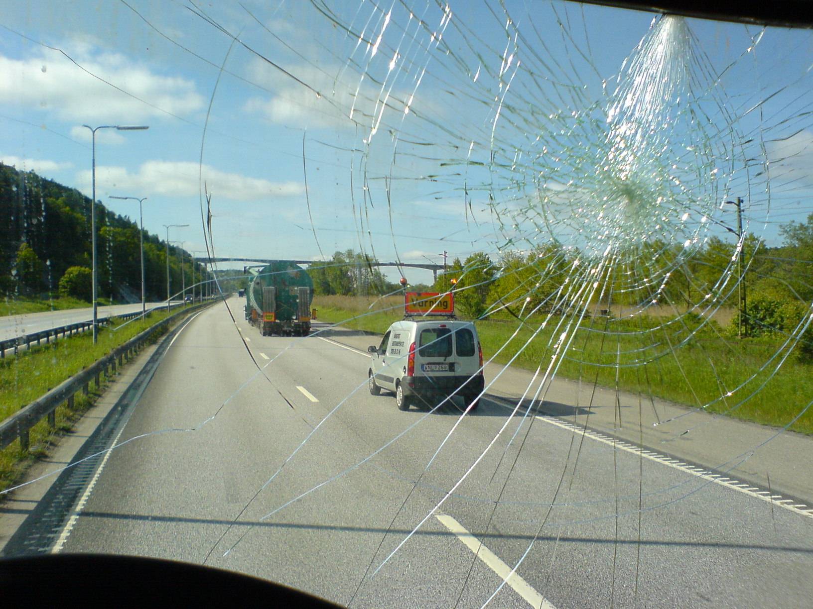 4 Things to Consider Before Replacing a Cracked Auto Glass in Houston, Texas